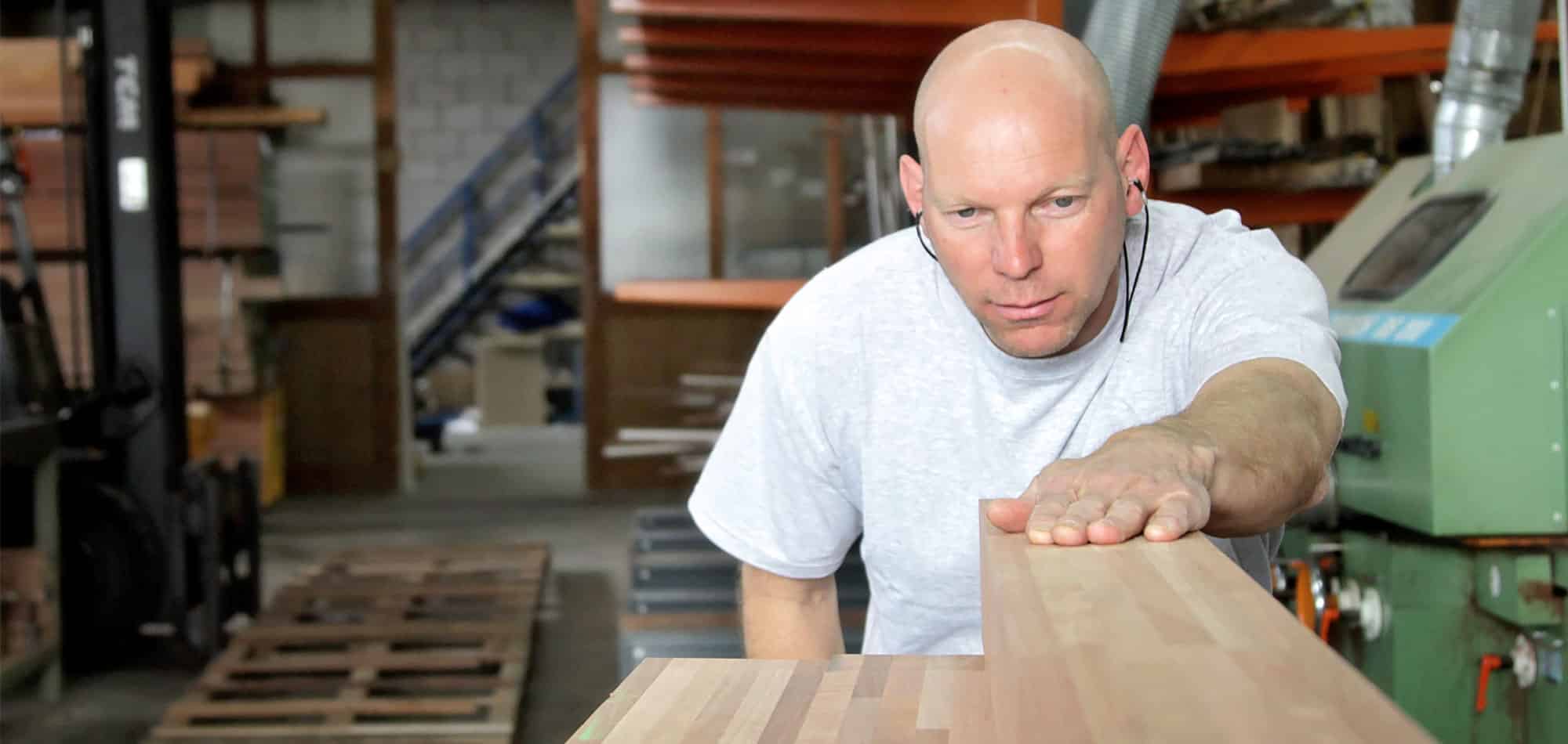 Vakman in de timmerfabriek van REKRI in Mijdrecht